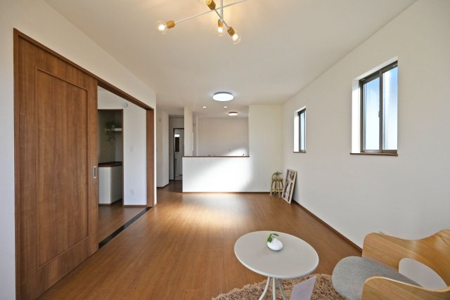 ハートフルタウン伊丹荻野4丁目新築一戸建ての居間・リビング|木の温かみを感じられる空間です。どんな家具とも相性が良く、お好みに彩るのが楽しそうですね。