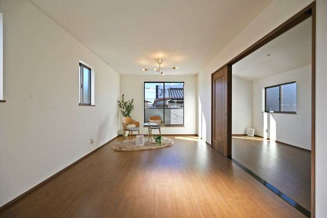 ハートフルタウン伊丹荻野4丁目新築一戸建ての居間・リビング|リビング横の洋室は5.62帖。洋室としてはもちろん、リビングと繋げて更に広々とした空間が実現できます。