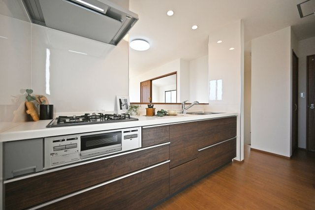 ハートフルタウン伊丹荻野4丁目新築一戸建てのキッチン|多機能なシステムキッチンです。コンロが3口あるため、毎日のお料理をより効率的にこなせます。