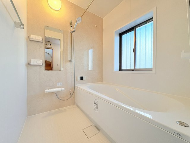 【浴室】 | 新座市片山3丁目　中古一戸建住宅　(保谷店) | 1日の疲れを癒すバスルーム。防カビ対策や雨の日のお洗濯にも活躍する換気乾燥機付き。
