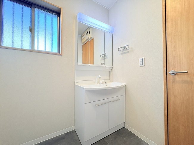 【独立洗面台】 | 新座市片山3丁目　中古一戸建住宅　(保谷店) | 洗面台には大きく見やすい三面鏡が付いているので、身支度がスムーズに行えます。