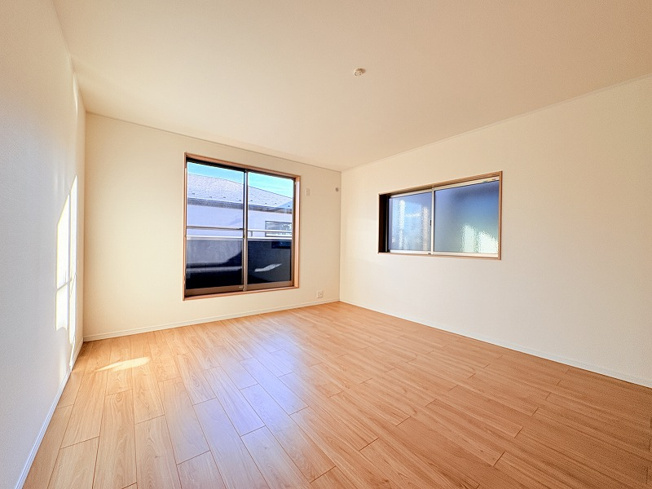 【寝室】 | 新座市片山3丁目　中古一戸建住宅　(保谷店) | 2階10.3帖/広々とした空間で、ベッドなど大きな家具を置いてもゆったりと落ち着けるスペースを確保できます。