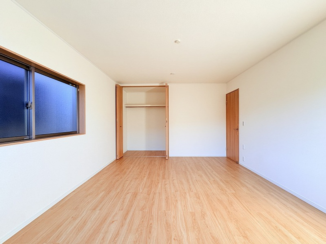 【寝室】 | 新座市片山3丁目　中古一戸建住宅　(保谷店) | 2階10.3帖/広々とした空間で、ベッドなど大きな家具を置いてもゆったりと落ち着けるスペースを確保できます。