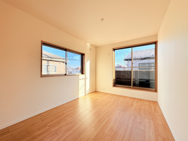 【洋室】 | 新座市片山3丁目　中古一戸建住宅　(保谷店) | 2階6.2帖南東側/さまざまな家具を取り入れやすいナチュラルな内装。
