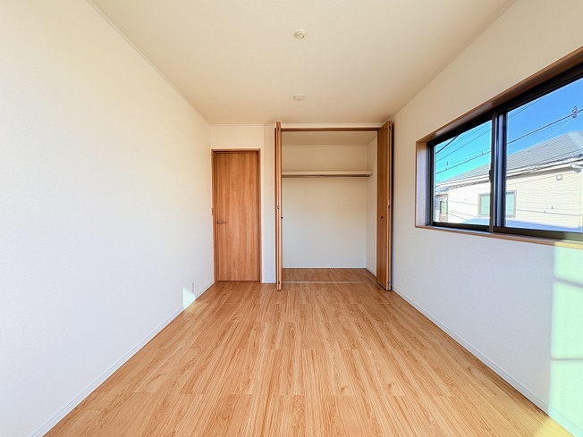 【洋室】 | 新座市片山3丁目　中古一戸建住宅　(保谷店) | 2階6.2帖南東側/2階6.2帖南東側/さまざまな家具を取り入れやすいナチュラルな内装。