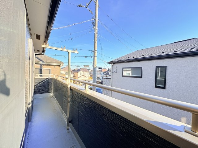 【バルコニー】 | 新座市片山3丁目　中古一戸建住宅　(保谷店) | 陽当たり良くお洗濯に便利な南バルコニー。