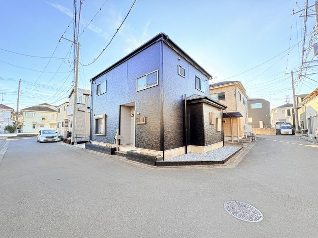 【外観】 | 新座市片山3丁目　中古一戸建住宅　(保谷店) | 日当たりよく開放的な角地！朝日がたっぷりと差し込みやすいです。