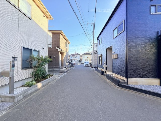 【前面道路含む現地写真】 | 新座市片山3丁目　中古一戸建住宅　(保谷店) | 徒歩10分圏内に公園が点在する緑豊かな住宅地。
