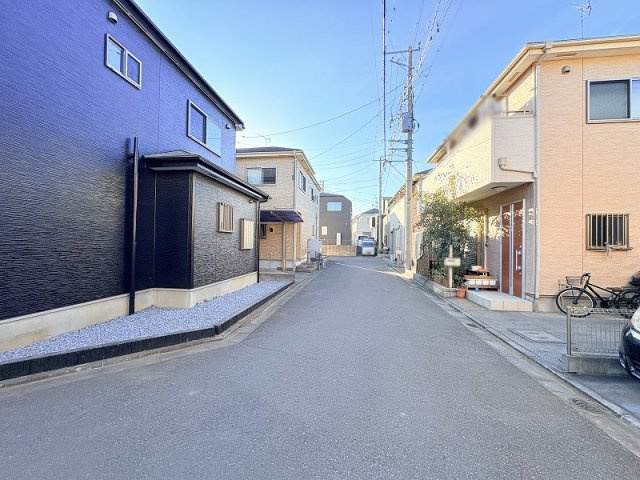 【前面道路含む現地写真】 | 新座市片山3丁目　中古一戸建住宅　(保谷店) | 緑豊かな「久保新田さくら公園」まで徒歩5分。お子様との外遊びも気軽にできます。