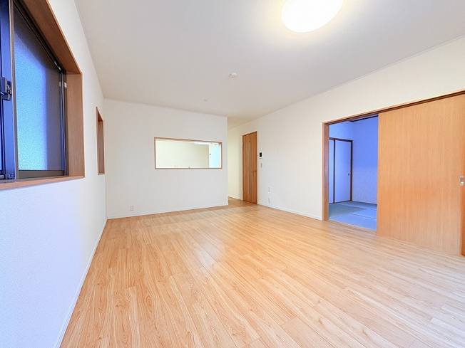 【居間・リビング】 | 新座市片山3丁目　中古一戸建住宅　(保谷店) | 16.5帖の広々ゆとりあるリビングダイニングキッチン。