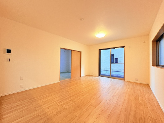 【居間・リビング】 | 新座市片山3丁目　中古一戸建住宅　(保谷店) | 落ち着いた色味のクロスとフローリングでほっと一息つける空間。