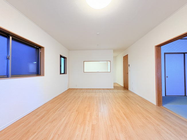 【居間・リビング】 | 新座市片山3丁目　中古一戸建住宅　(保谷店) | 広々としたリビングはソファーなどの家具もラクラク置くことができます。