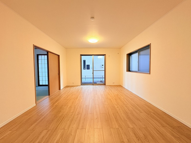 【居間・リビング】 | 新座市片山3丁目　中古一戸建住宅　(保谷店) | 2面採光につき風通し良く開放感があります。