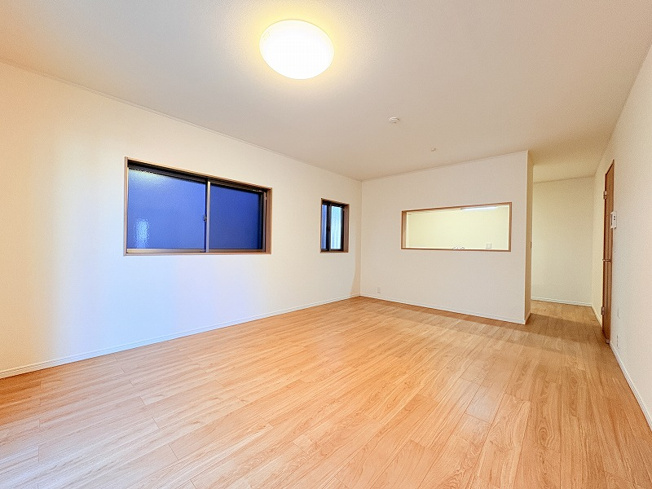 【居間・リビング】 | 新座市片山3丁目　中古一戸建住宅　(保谷店) | ナチュラルな美しさを放つリビング。開放的な空間でゆったりとやすらぎに包まれた時をお過ごしください。