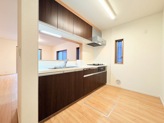 【キッチン】 | 新座市片山3丁目　中古一戸建住宅　(保谷店) | 収納豊富なシステムキッチンで調理道具がスッキリと片付きます。