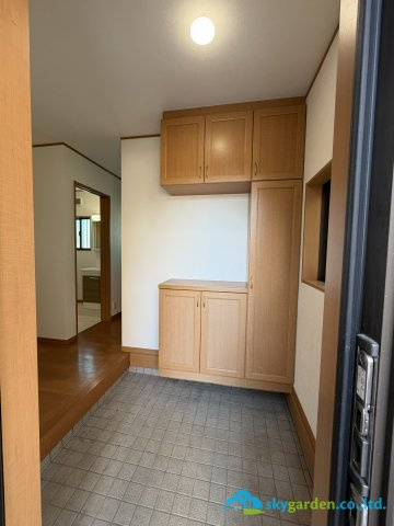 平塚市四之宮4丁目　中古戸建の玄関