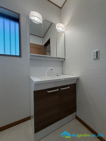 平塚市四之宮4丁目　中古戸建の独立洗面台