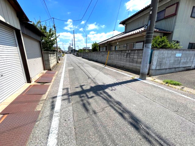 【前面道路含む現地写真】 | 邑楽郡大泉町坂田5丁目 南庭 5SLDK
