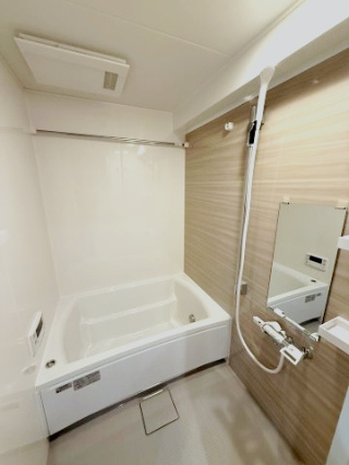 アークスクエアあきる野の居間・リビング|エコカラットタイルとデザインクロスで高級感あふれる空間に