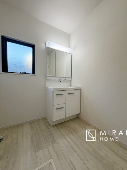 【独立洗面台】 | おしり洗浄、ビデ洗浄、暖房便座の機能を標準装備。トイレットペーパーの無駄遣いを防ぎ、肌を傷つける心配がありません♪