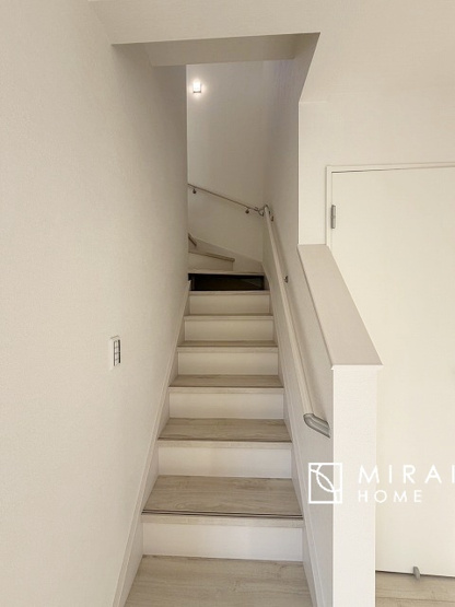 【内装】 | 安全性に配慮した手すり、清潔感や明るい陽光を取り入れてくれる窓がある階段。LED照明付きでお財布にもやさしいつくり。