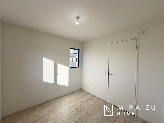 【洋室】 | 暮らしやすさを考えたプランで快適な現地ロケーションを実現。安らぎに満たされる、ゆとりのある日々を過ごせます♪