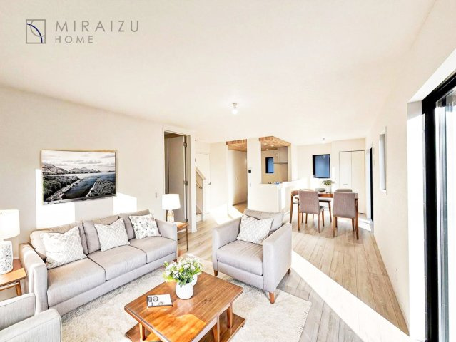 【居間・リビング】 | 食事を取るスペースもリラックスしてくつろげるスペースもお子さんが勉強するスペースも兼ね備えたリビングダイニング。