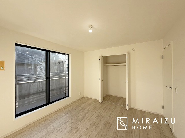 【洋室】 | 暮らしやすさを考えたプランで快適な現地ロケーションを実現。安らぎに満たされる、ゆとりのある日々を過ごせます♪