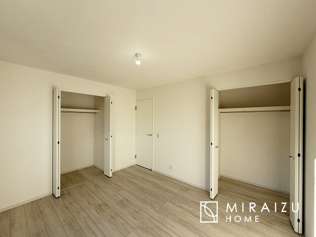 【寝室】 | 日当たりの良いお家は嬉しいですよね。それぞれ価値観が分かれる箇所です、実際に内覧して日当たりの心地よさをご体感下さいね♪