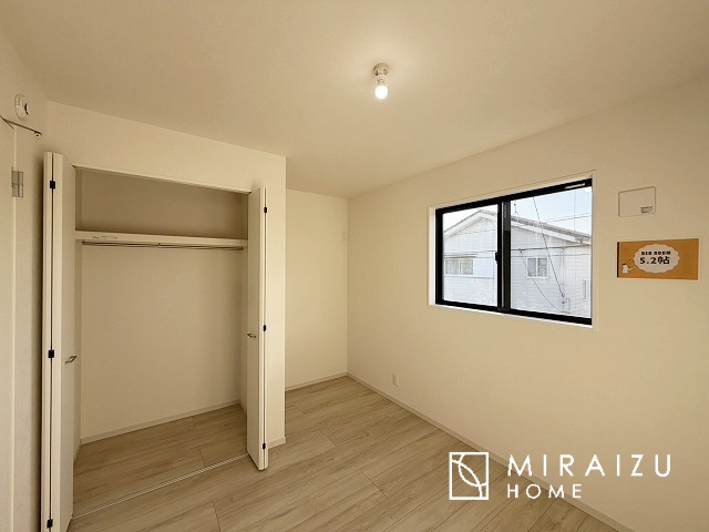 【寝室】 | プライバシー性と開放感を高める住環境。陽当たりの良い開かれたロケーションを活かし、心地よい暮らしをプランニング