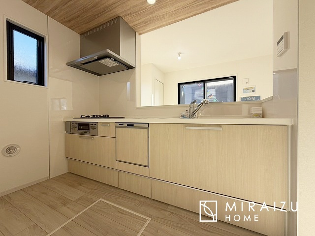 【キッチン】 | 収納に様々な工夫がされていて出しやすく片付けやすい、散らかりにくいキッチンになっています！人工大理石の天板や深型シンクなど、デザイン性と機能性を兼ね備えているので見せたいキッチンになっています。