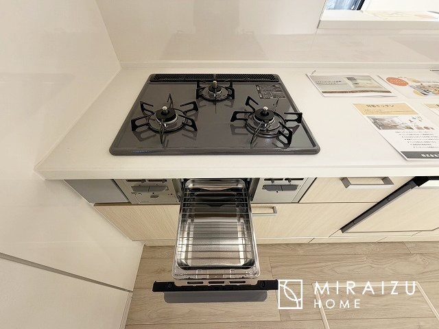 【キッチン】 | 収納力と機能性を備えたシステムキッチン。圧力鍋や大きなフライパンなどの調理器具から調味料など幅広く収納し、お料理のしやすいつくりになっています。