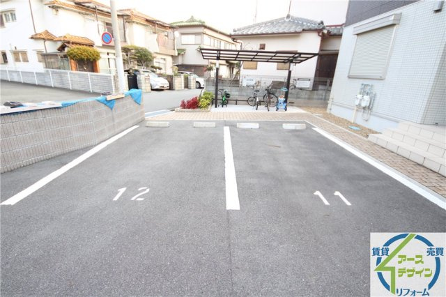 ヴィルヌーブ　サンティ―エの駐車場