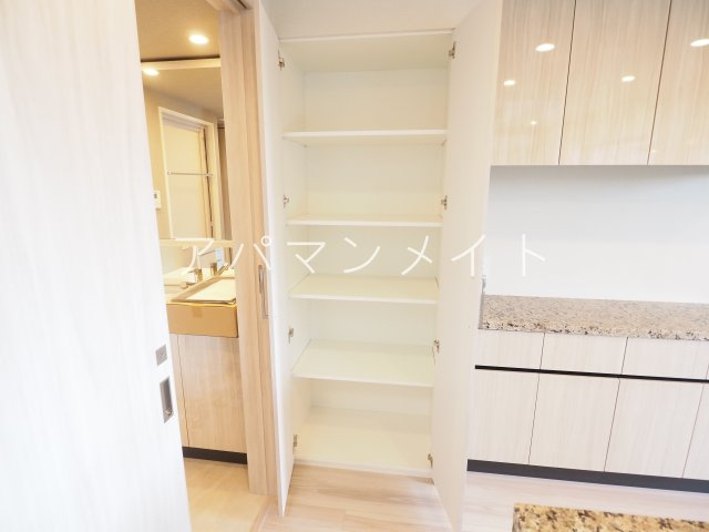 【収納】 | ヴェレーナ横浜戸塚グランラルジュ | キッチンにある収納スペース
