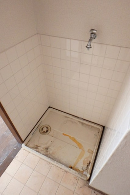 【設備】 | パールハイムアライ | キッチンスペースにある室内洗濯機置き場です♪防水パンが付いているので万が一の漏水にも安心です！室内に置けるので洗濯機が傷みにくい☆