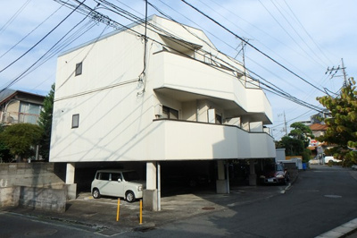 【外観】 | パールハイムアライ | 小田急線「向ヶ丘遊園」駅まで徒歩9分！便利な立地の3階建てマンションです♪通勤通学はもちろん、お買い物やお出かけにもGood☆