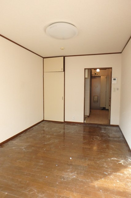 【寝室】 | パールハイムアライ | 南西向き洋室6帖☆クローゼットがあります♪お洋服がスッキリ収納できて、整理しやすくなりますね☆