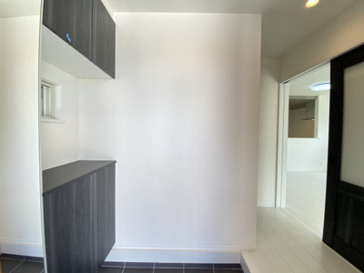 【玄関】 | 八重瀬町東風平Ⅲ（全2棟）2号棟 | ※同施工会社写真です　