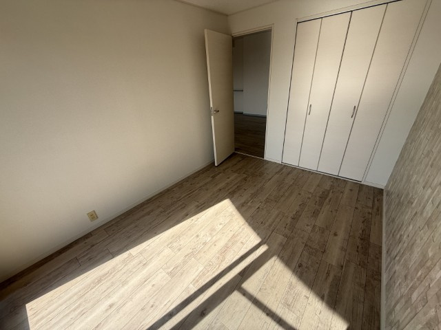 サンロイヤル新居壱番館の洋室|個人の部屋や寝室として使える洋室です