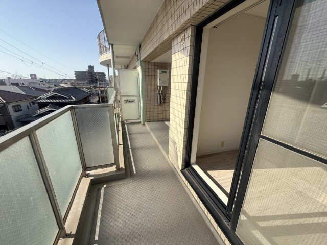 サンロイヤル新居壱番館のバルコニー|お洗濯にも便利なバルコニー付き