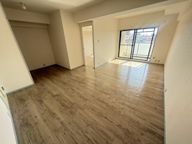 サンロイヤル新居壱番館の居間・リビング|ゆったり過ごせるリビングです