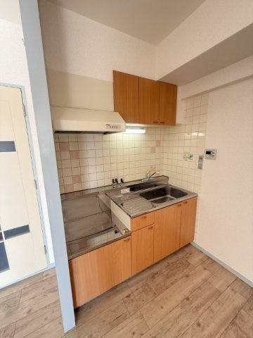 サンロイヤル新居壱番館のキッチン|コンパクトなキッチンで掃除もラクラク