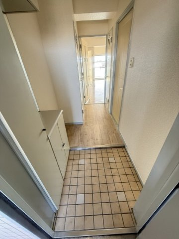 サンロイヤル新居壱番館の玄関|シンプルで使いやすい玄関です