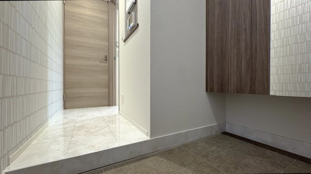 D-crinum 白銀Ⅱの玄関|※反転タイプの間取となります。