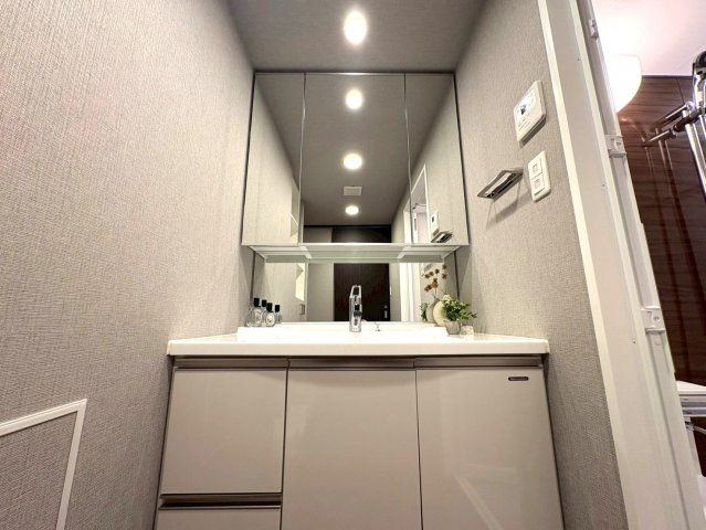 ◆２０２１年築の築浅マンション◆３沿線以上利用可能◆家具照明付き◆収納豊富◆エスリード大津京町の独立洗面台|洗面化粧台