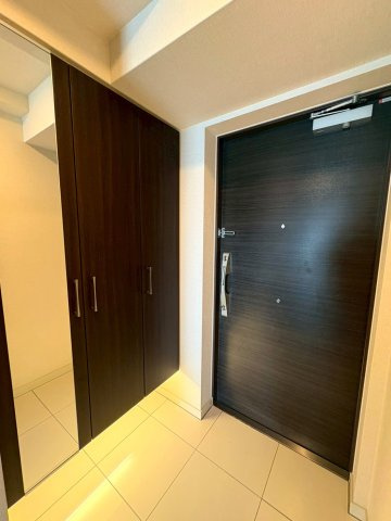 ◆２０２１年築の築浅マンション◆３沿線以上利用可能◆家具照明付き◆収納豊富◆エスリード大津京町の玄関|玄関