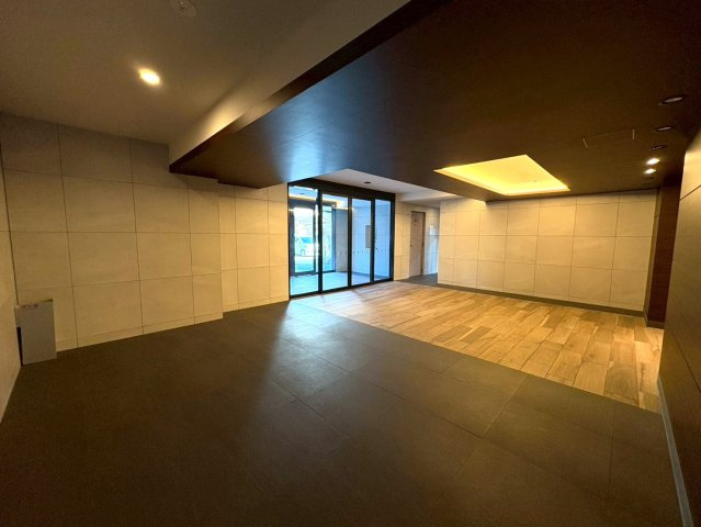 ◆２０２１年築の築浅マンション◆３沿線以上利用可能◆家具照明付き◆収納豊富◆エスリード大津京町のエントランス|エントランス