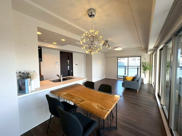 ◆２０２１年築の築浅マンション◆３沿線以上利用可能◆家具照明付き◆収納豊富◆エスリード大津京町の居間・リビング|リビング