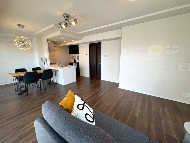 ◆２０２１年築の築浅マンション◆３沿線以上利用可能◆家具照明付き◆収納豊富◆エスリード大津京町の居間・リビング|リビング