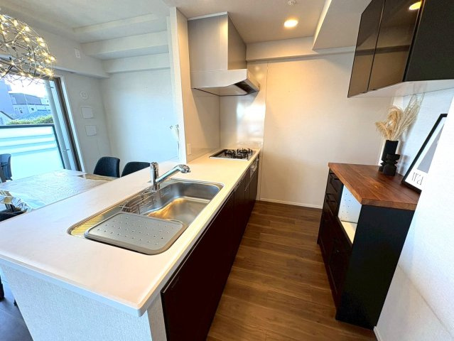 ◆２０２１年築の築浅マンション◆３沿線以上利用可能◆家具照明付き◆収納豊富◆エスリード大津京町のキッチン|キッチン